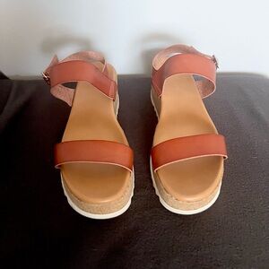 Super comfy flat form sandals